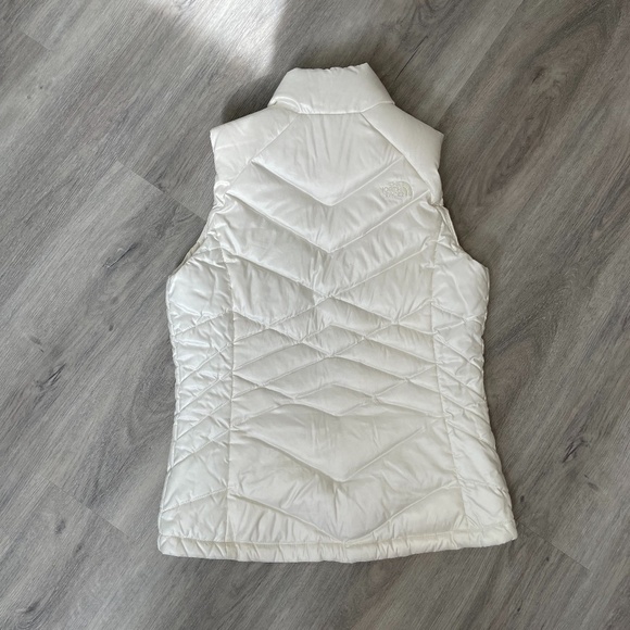 The North Face White Vest 550 with Pockets - Picture 8 of 9
